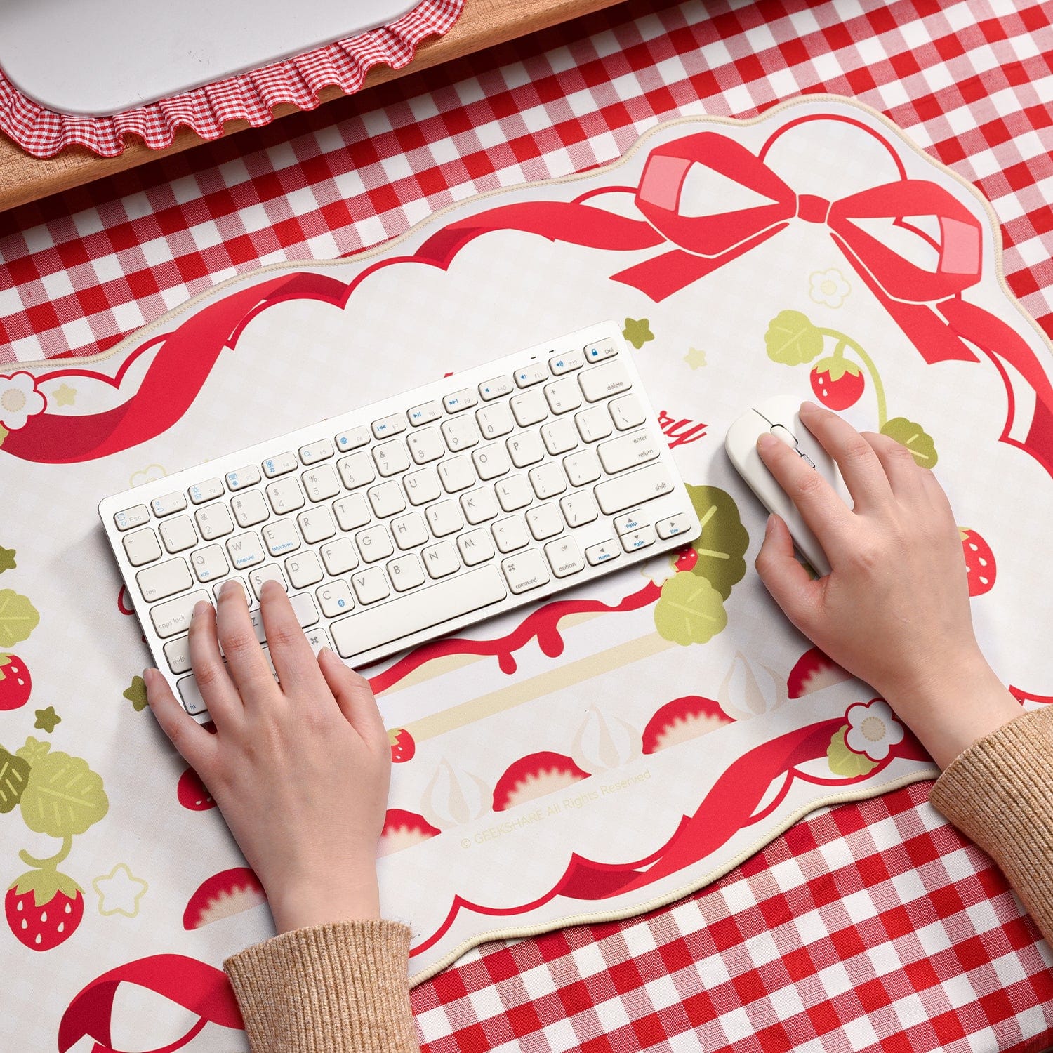 GeekShare Spring Strawberry Mousepads